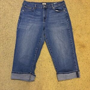 women’s levi capris